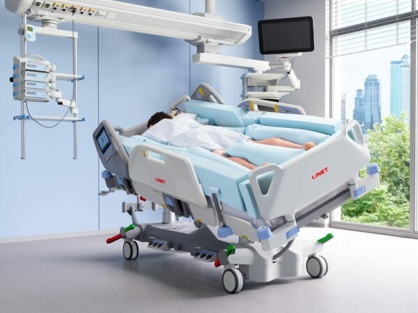 Multicare X højteknologiske senge understøtter lejring af intensivpatienten til bugleje