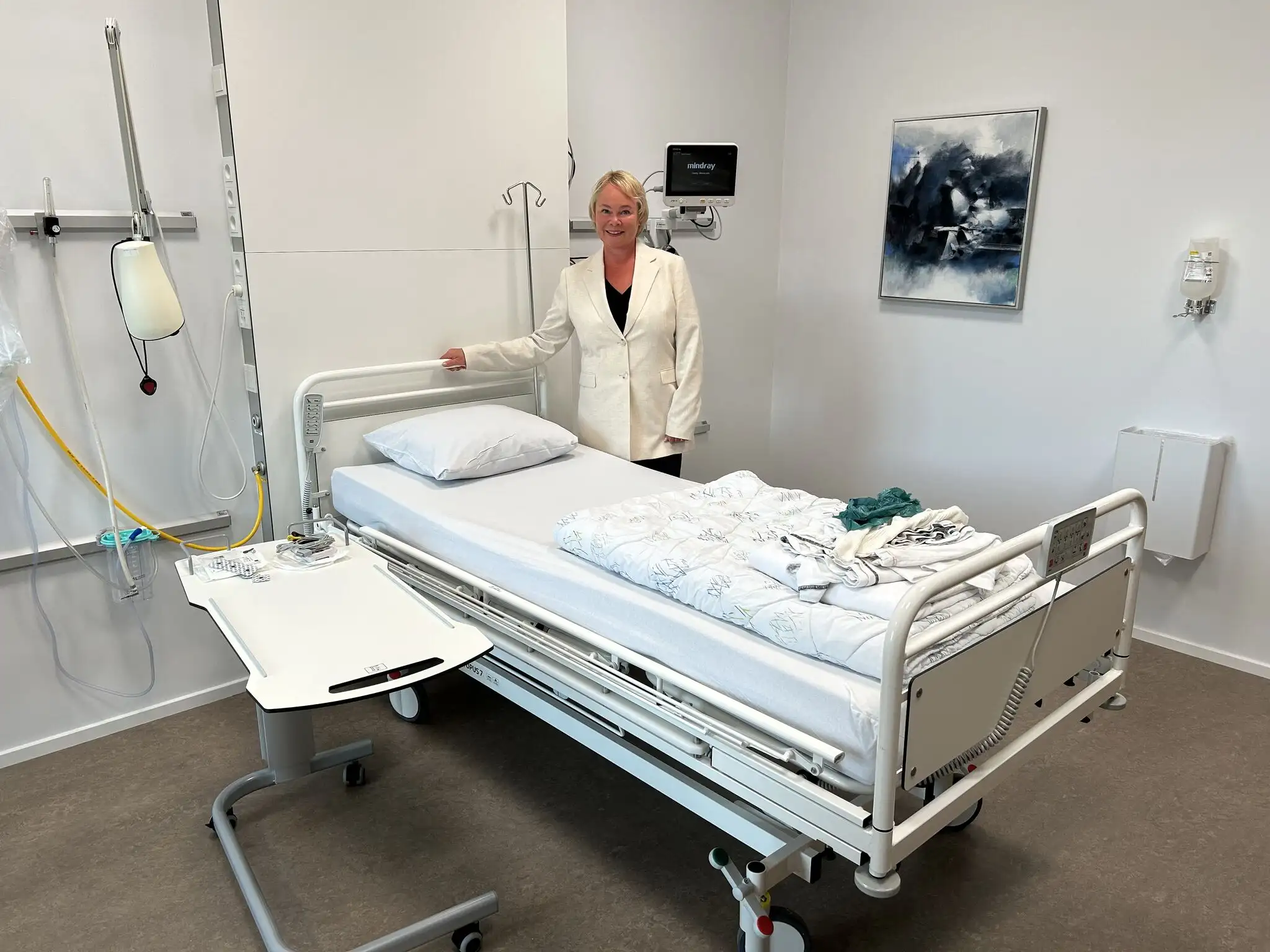 Maja Gro Lilsig fra Alcyon ved de nye hositalssenge OPUS 7 som Alcyon har leveret sammen med andet hospitalsinventar til det nye Privathositalet Mølholm