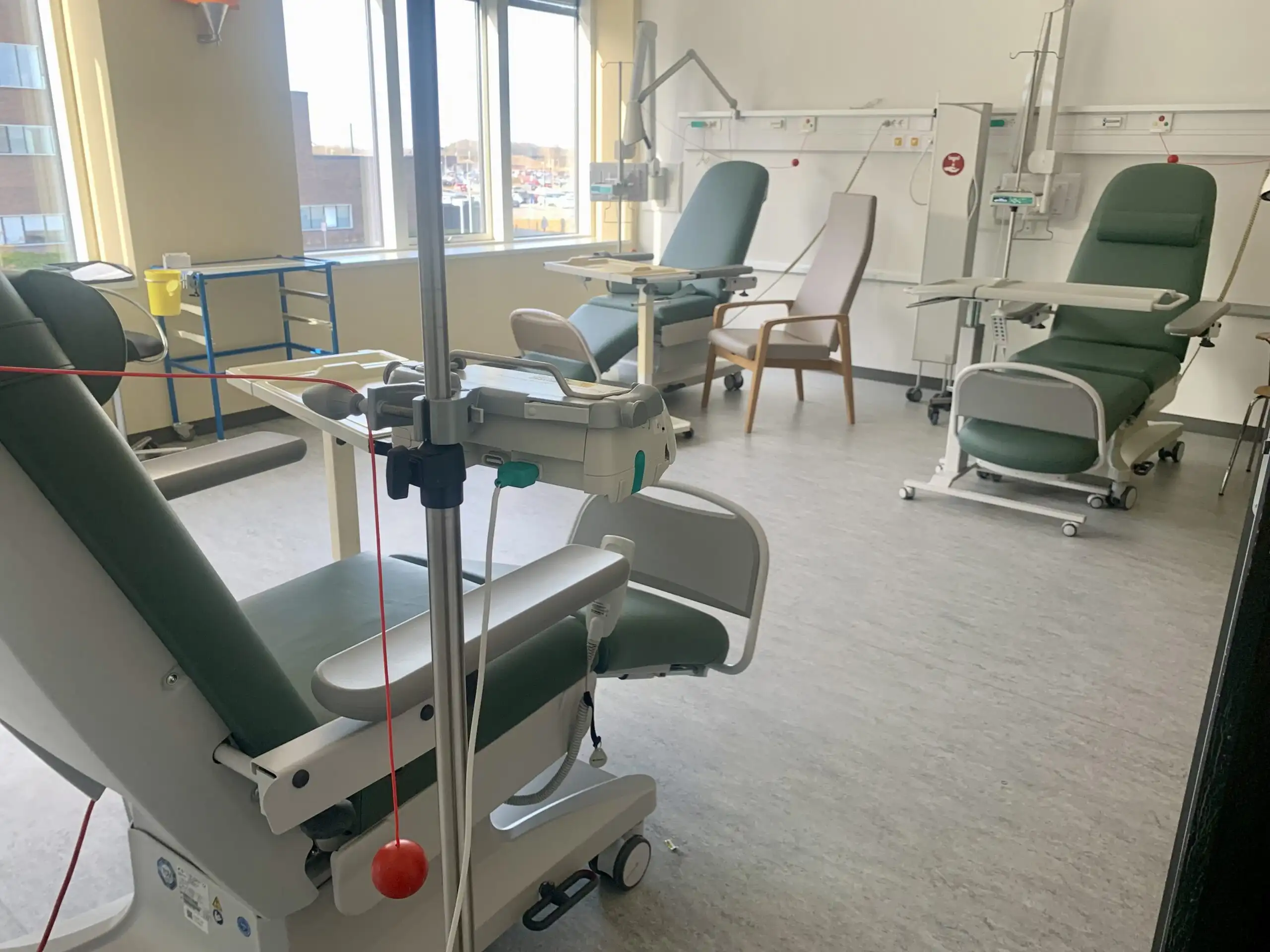 Behandlingsstole fra Alcyon i kunstprojektet Elphina i kræftklinikken på Gødstrup. 