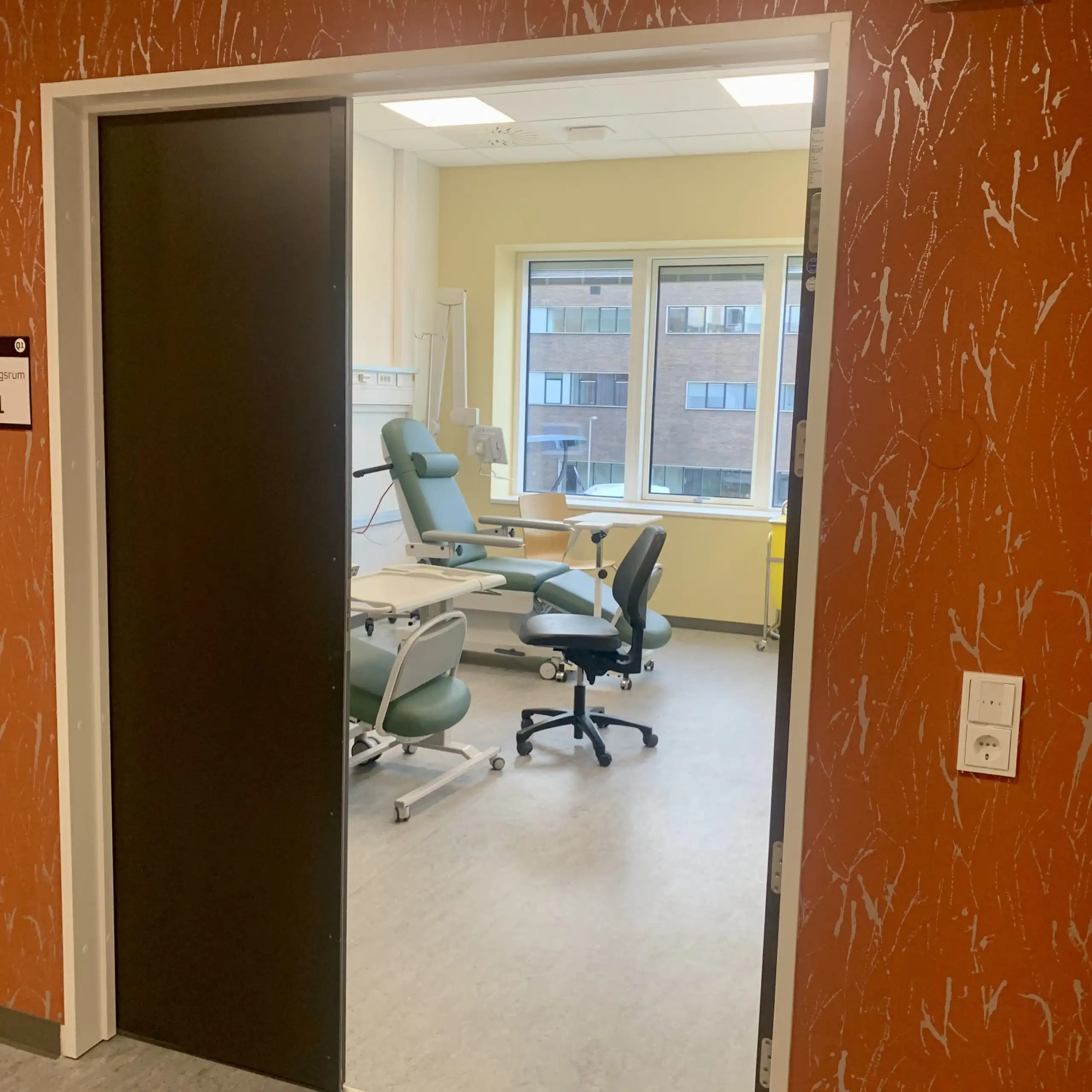 Behandlingsstole fra Alcyon i kunstprojektet Elphina i kræftklinikken på Gødstrup. 